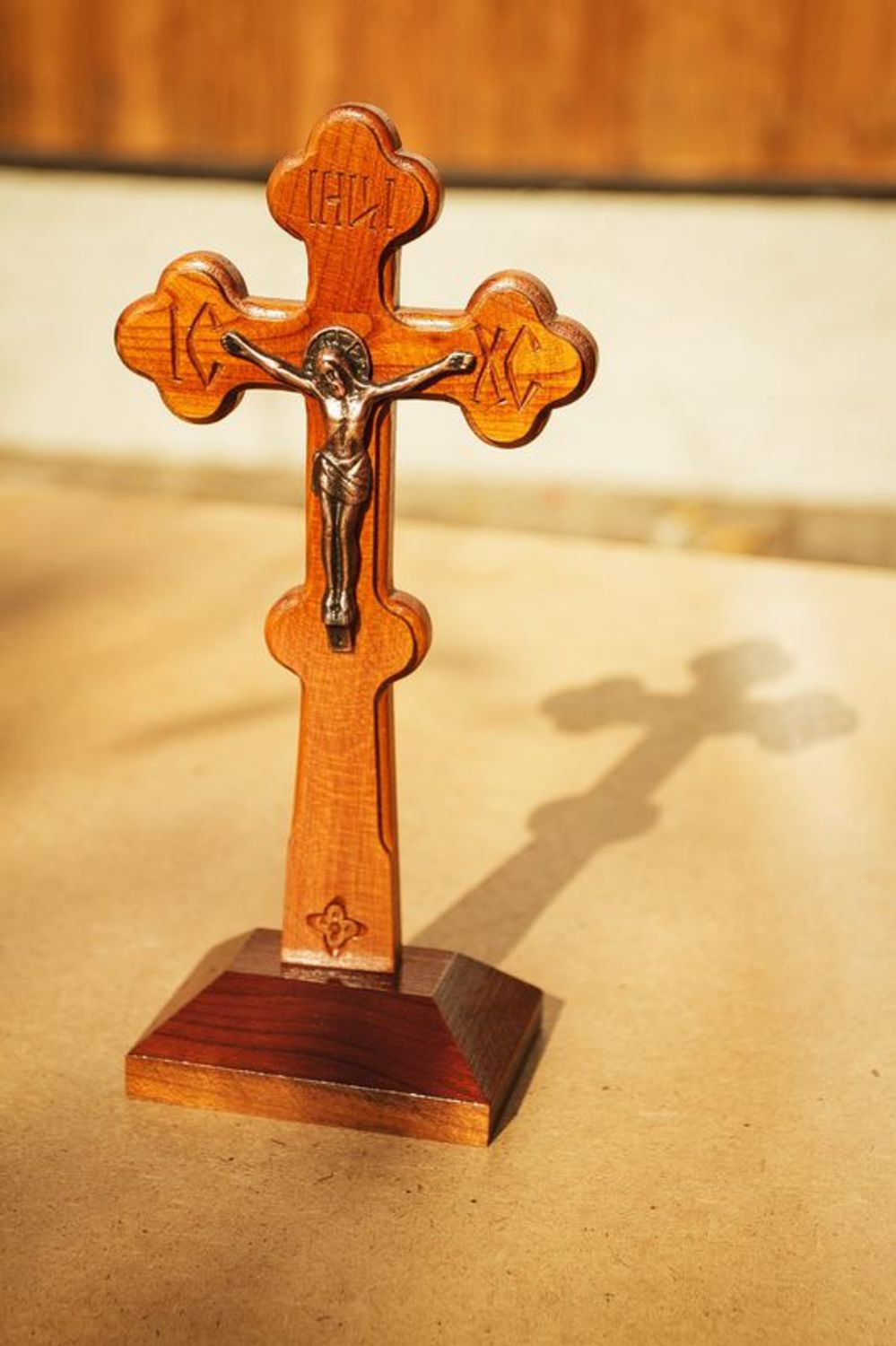 Orthodoxes Tischkruzifix aus Holz aus Holz foto 2