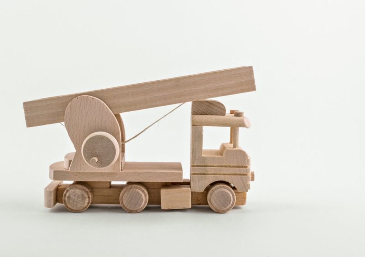 Jouet voiture-échelle en bois  photo 2