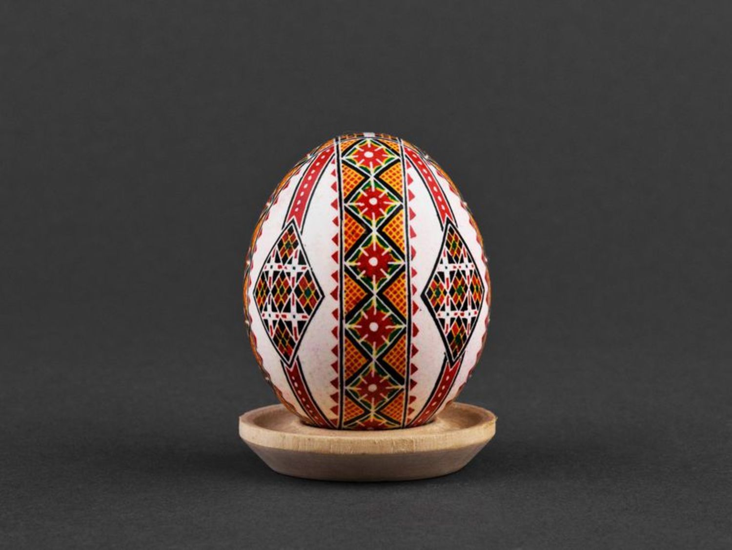 L'uovo decorativo fatto a mano L'uovo dipinto a mano L'uovo pasquale ucraino 
 foto 3