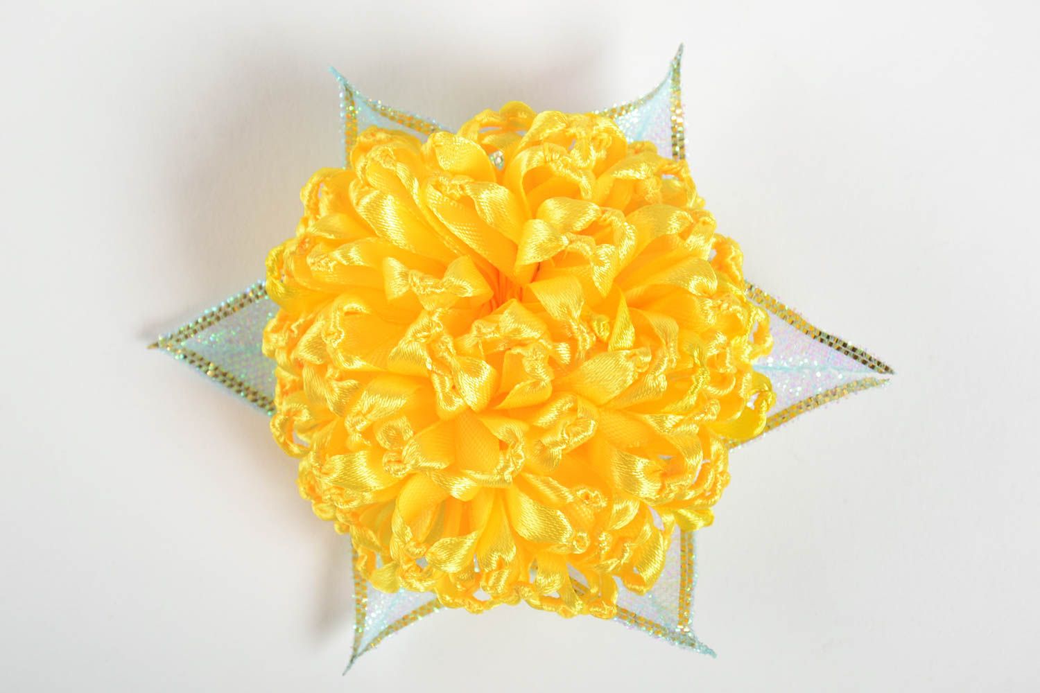 Яркая желтая атласная заколка в виде цветка на зажиме аксессуар ручной работы фото 4