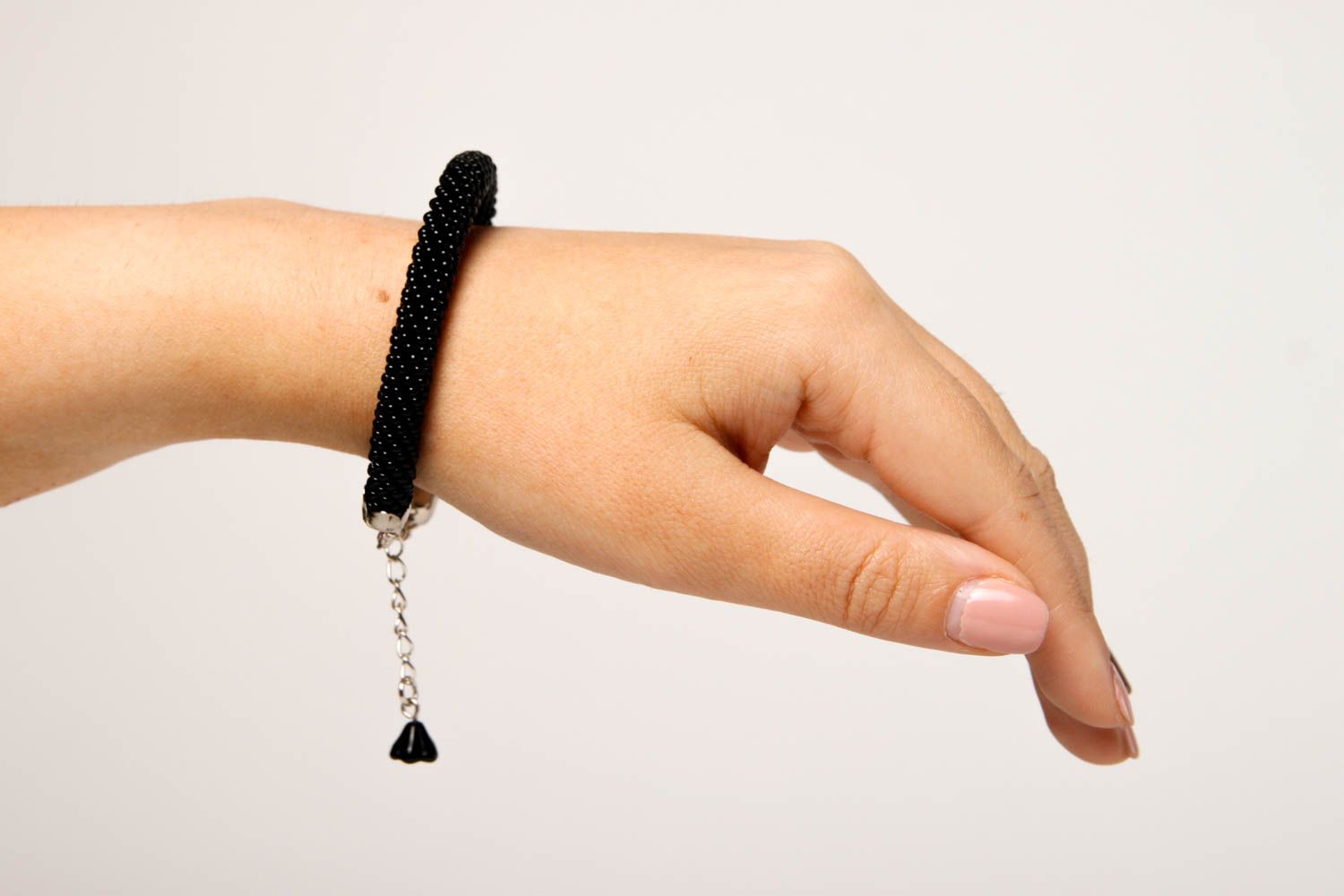 Модный браслет жгут ручной работы браслет из бисера черный украшение из бисера фото 2