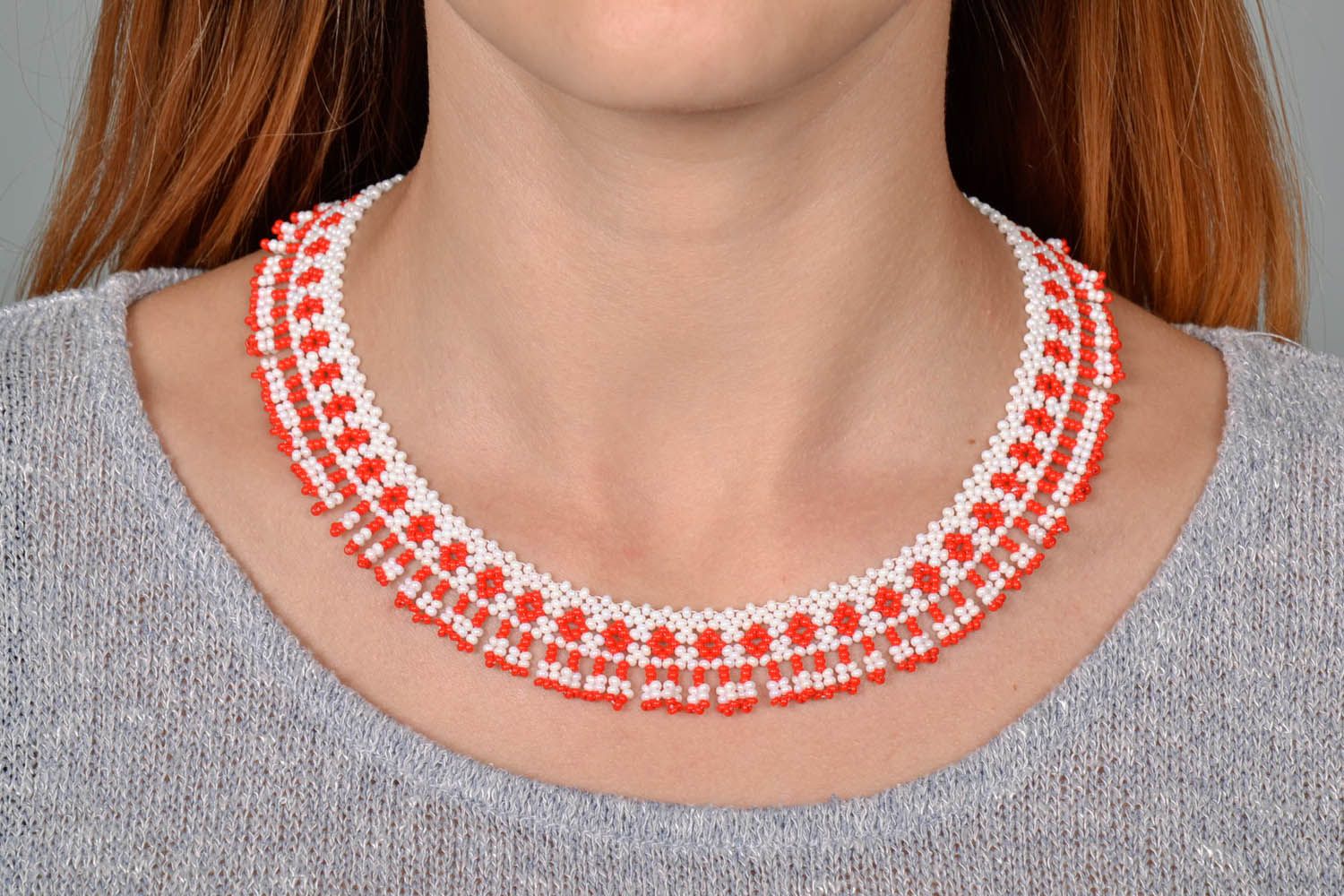 White and red beaded necklace photo 5