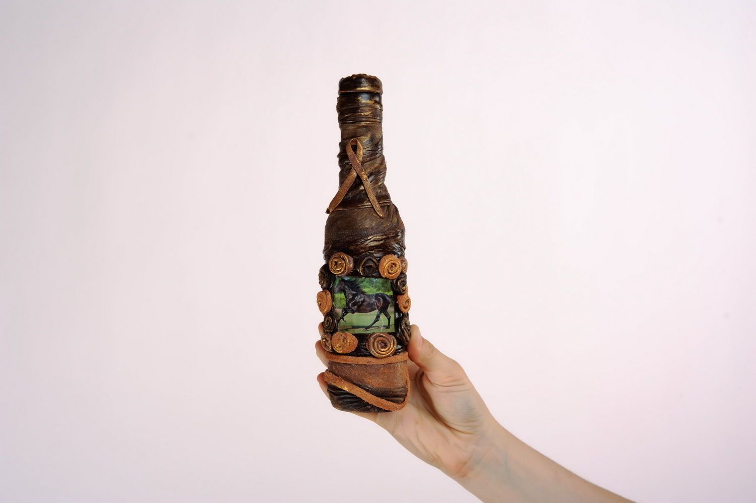 Бутылка, декорированная кожей фото 2