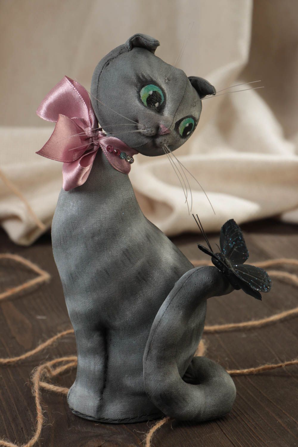 Figurine décorative en textile faite main originale Chatte grise avec noeud rose photo 1