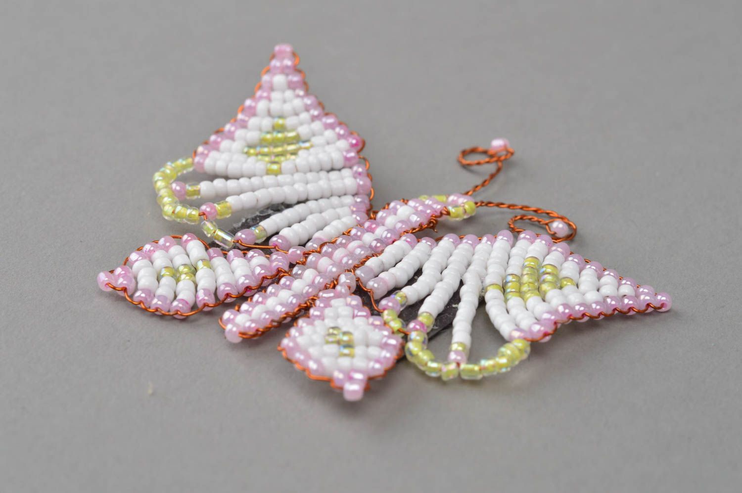 Magnet papillon rose blanc en perles de rocaille design délicat fait main photo 3