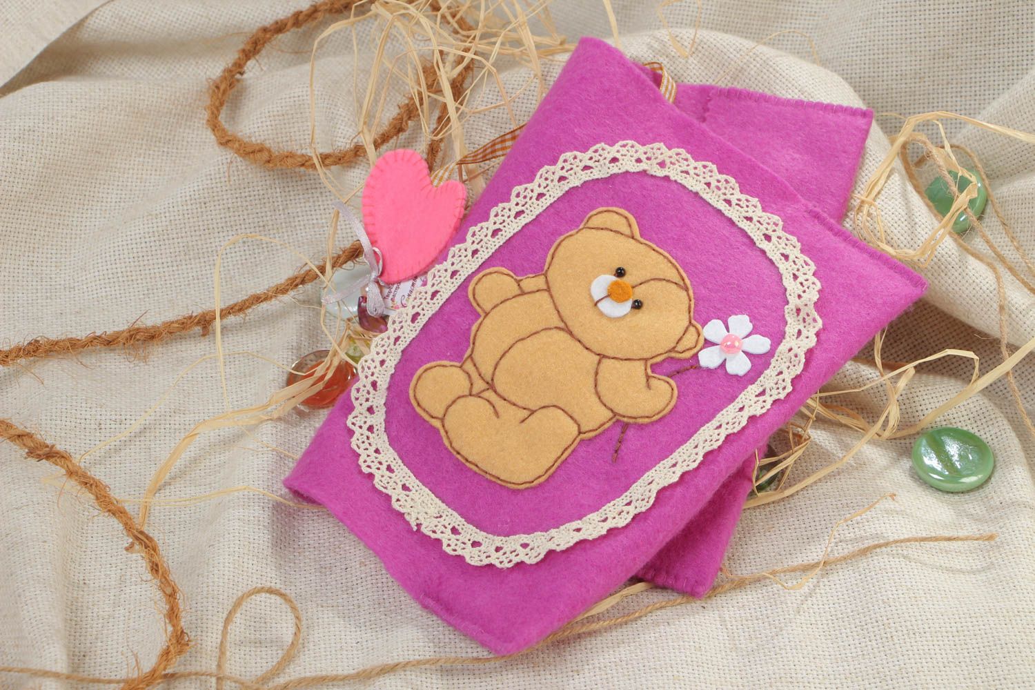 Schöne weiche lila handmade Hülle für Notizbuch mit Motiv Bär und Spitze foto 1