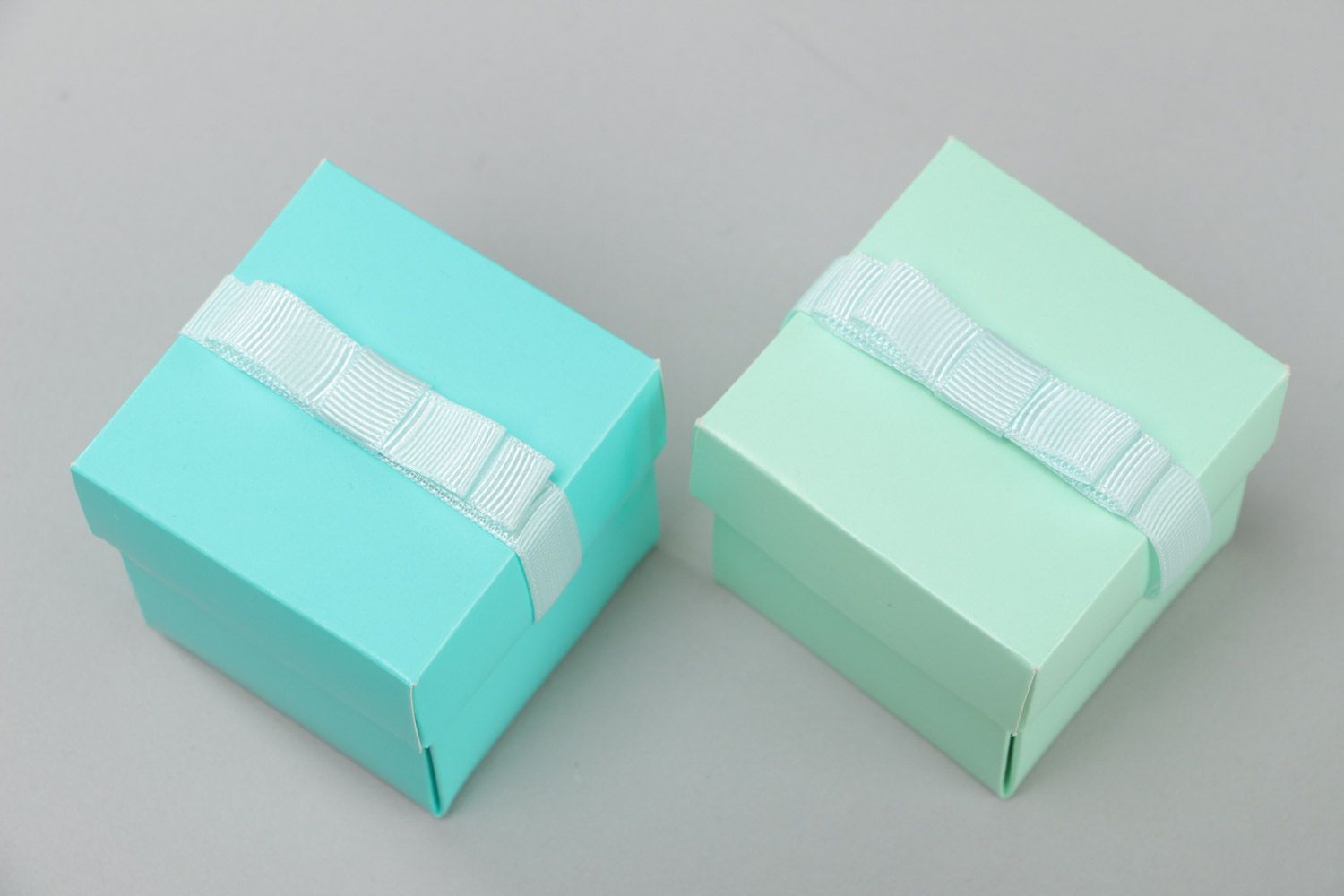 Juego de dos cajas para dulces artesanales de cartón de color menta y turquesa foto 3