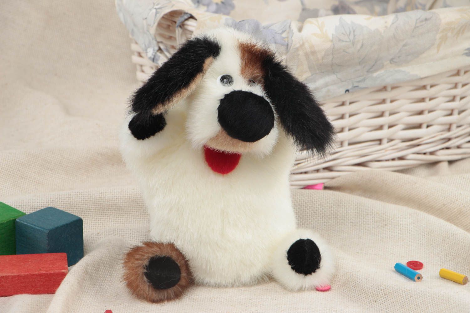 Petite marionnette à main chien en fausse fourrure blanche faite main originale photo 1