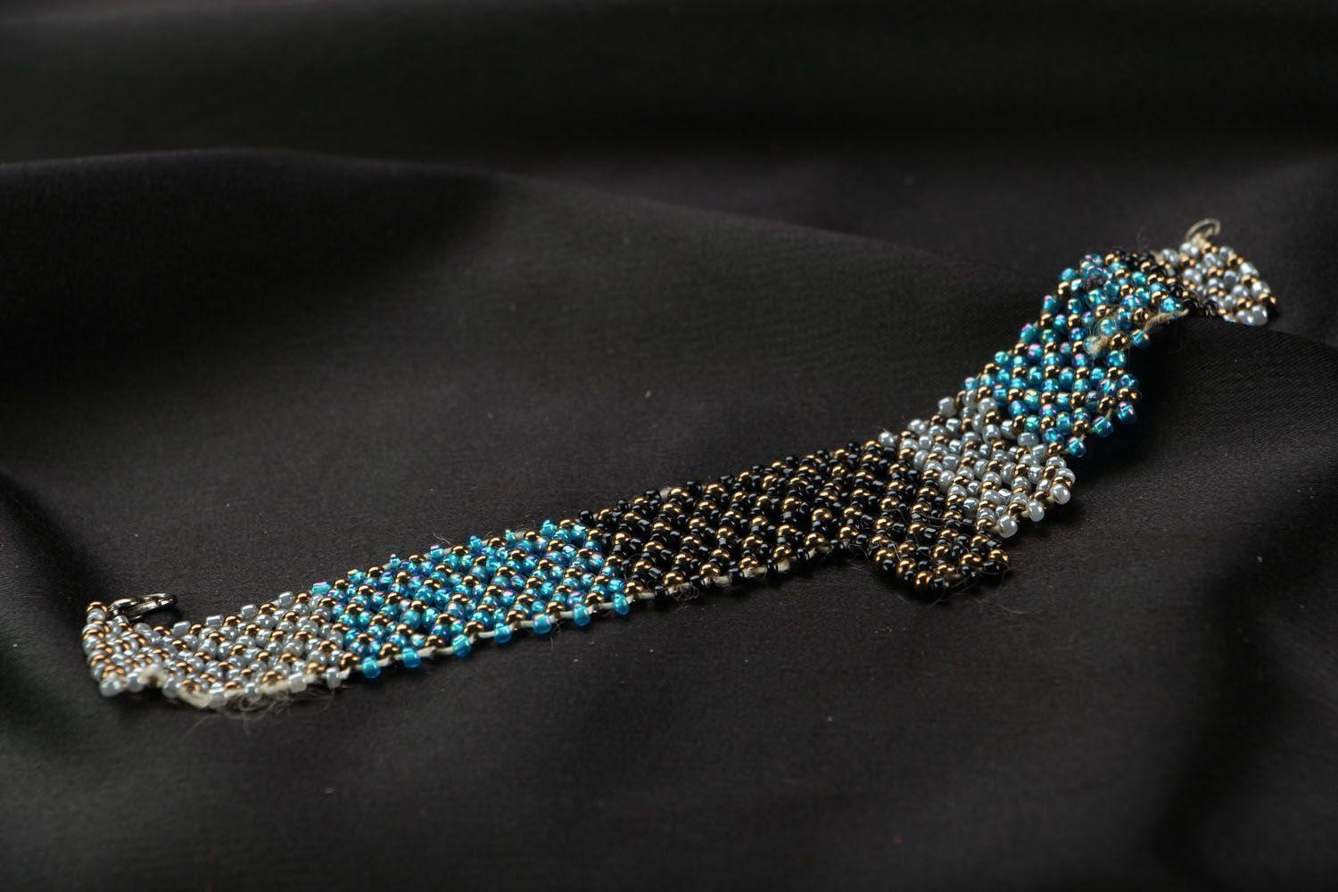 Geflochtenes Armband aus kleinen Perlen foto 2