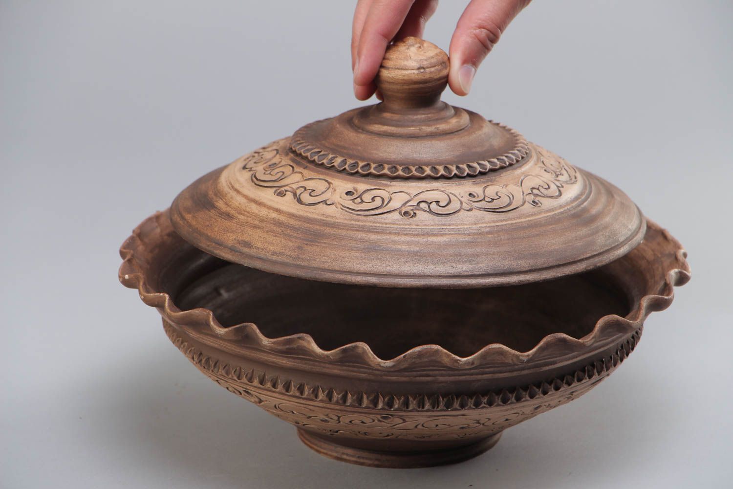 Handmade designer festive ceramic pot with lid kilned with milk 1.8 l photo 5
