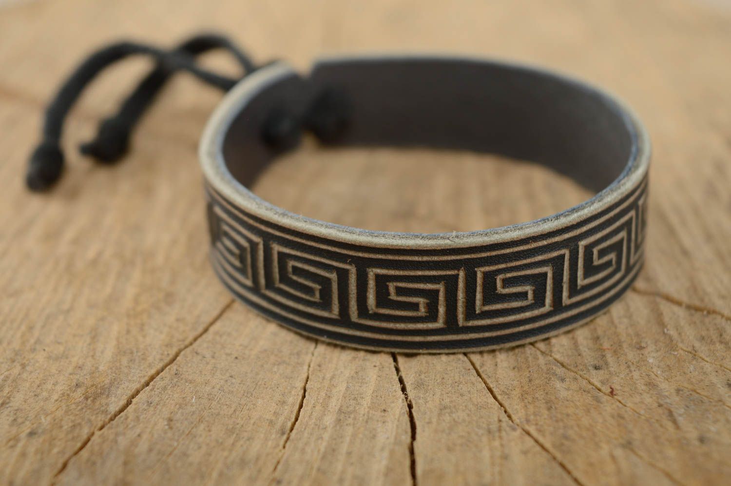 Carved leather bracelet with ties and adjustable size photo 1