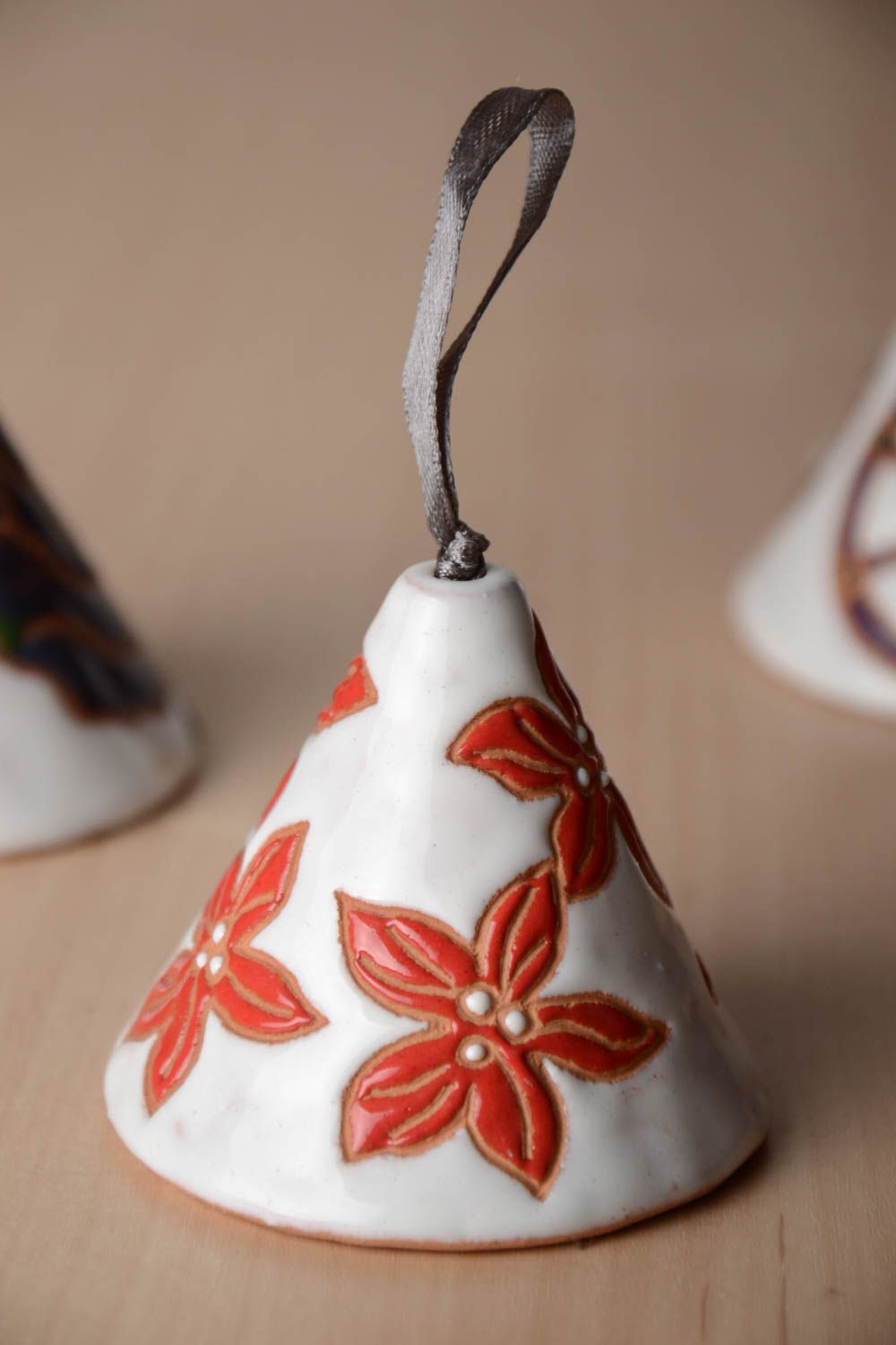 Clochette céramique peinte faite main avec fleurs rouges déco à suspendre photo 1