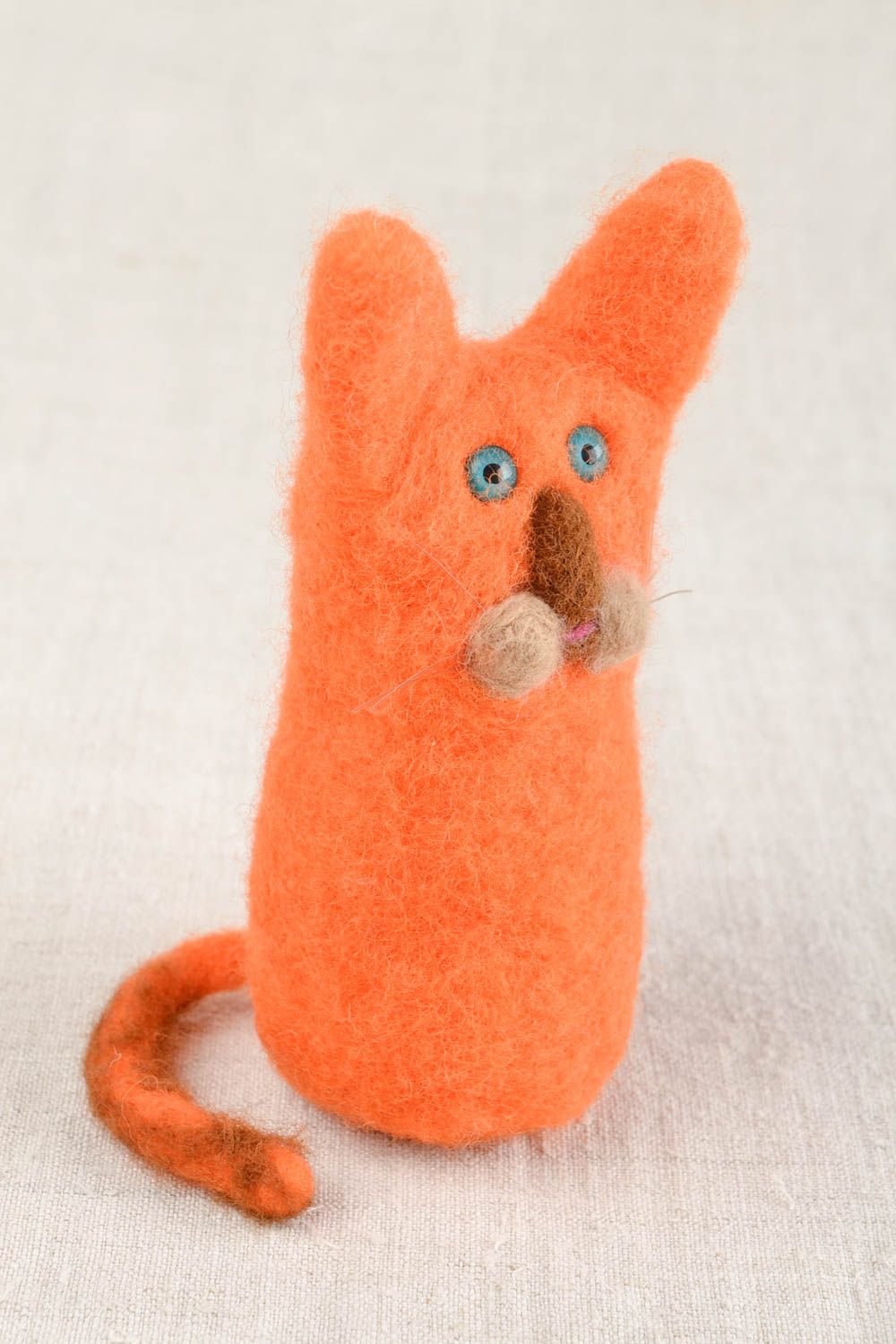 Peluche chat roux Jouet fait main en laine naturelle feutrée Cadeau enfant photo 1