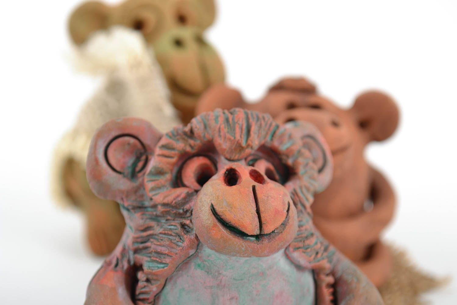 Conjunto de tres figurillas cerámicas artesanales con forma de monos  foto 5