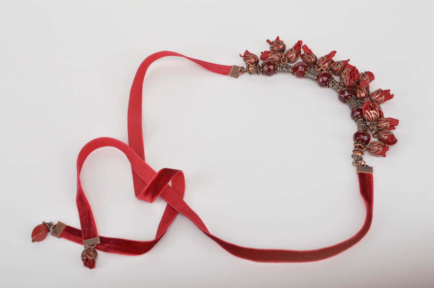 Авторское ожерелье с цветами из атласных лент ручной работы красное нарядное фото 5
