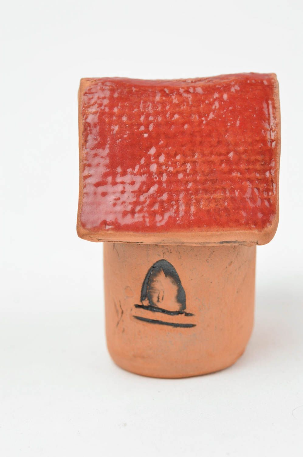 Maisonnette en argile faite main figurine ronde originale au toit rouge photo 3