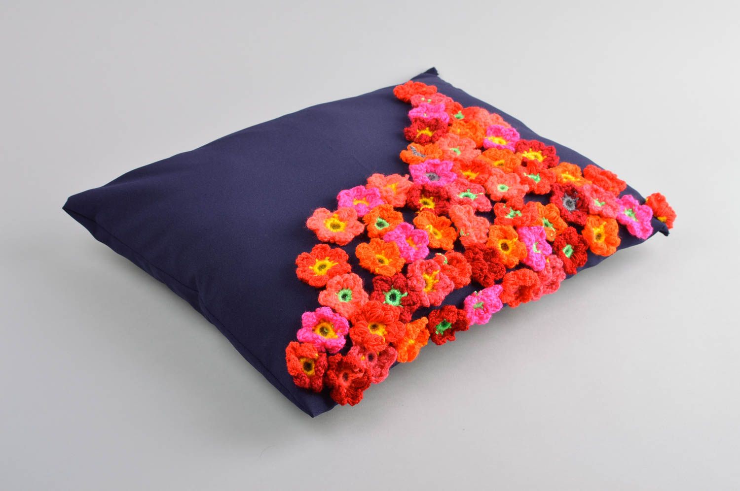 Almohada decorativa artesanal con flores decoración de interior regalo original  foto 2