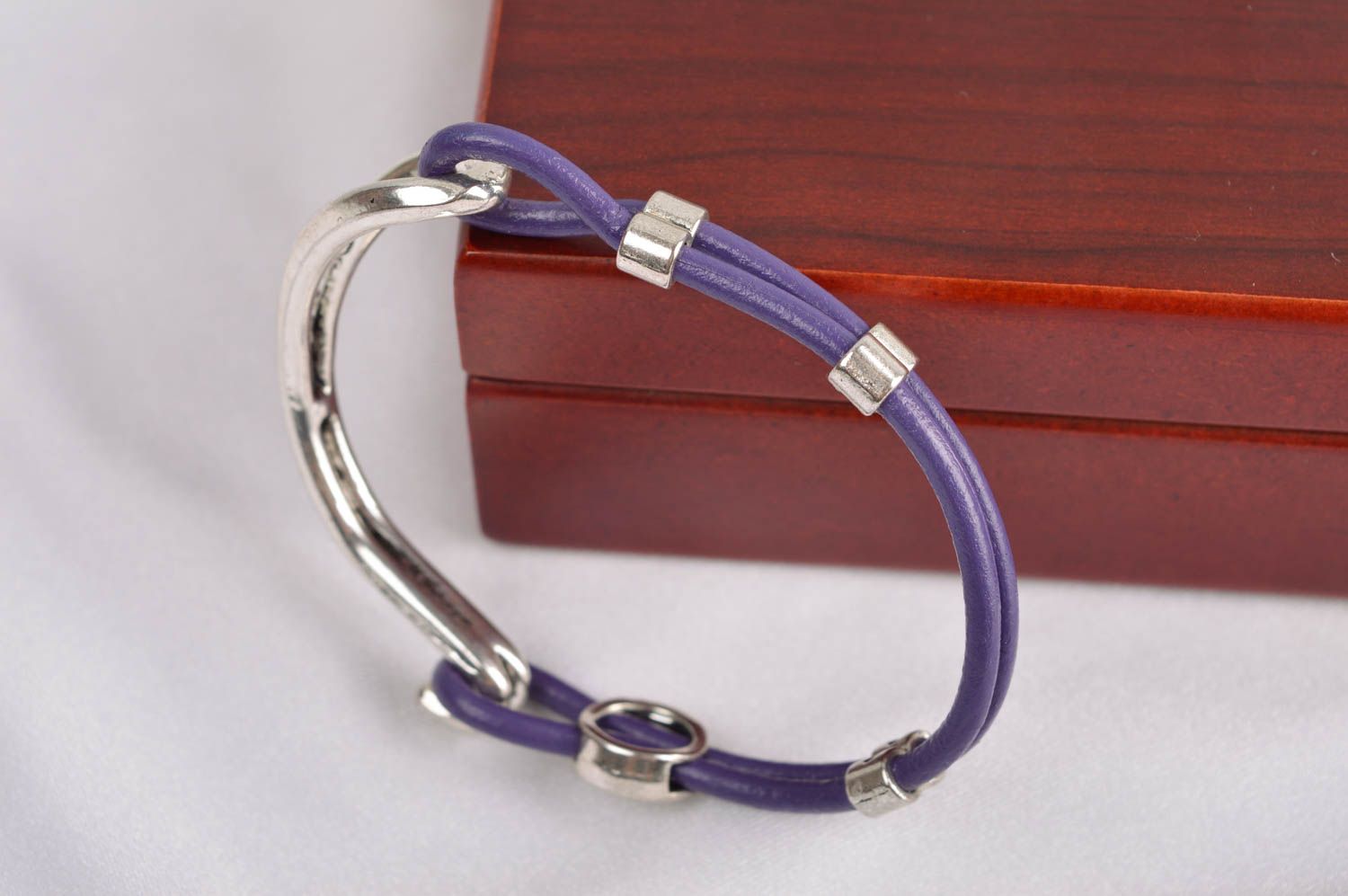 Bracelet en cuir Bijou fait main design violet Accessoire femme original photo 1