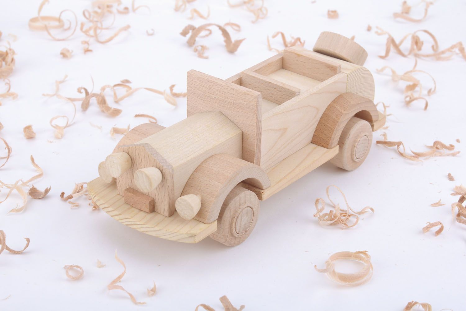 Macchina giocattolo fatta a mano giocattolo di legno semilavorato da dipingere foto 1