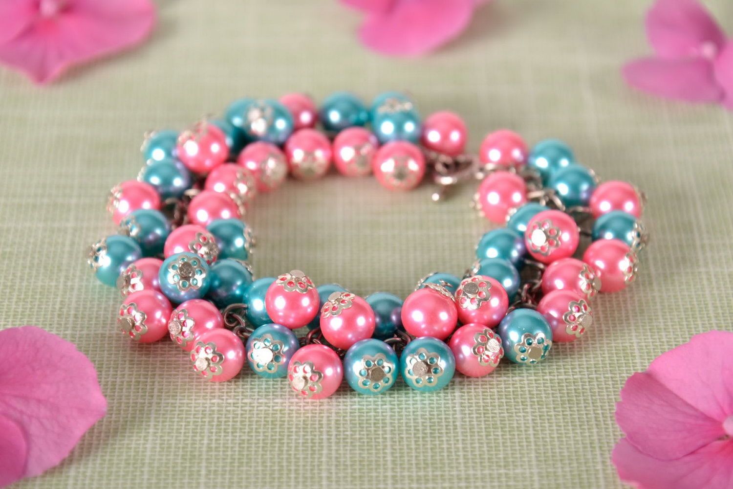 Wrist bracelet with ceramic pearls photo 1