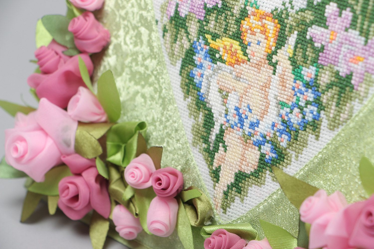 Панно ручной работы с вышивкой необычное с цветами нарядное красивое на стену фото 3