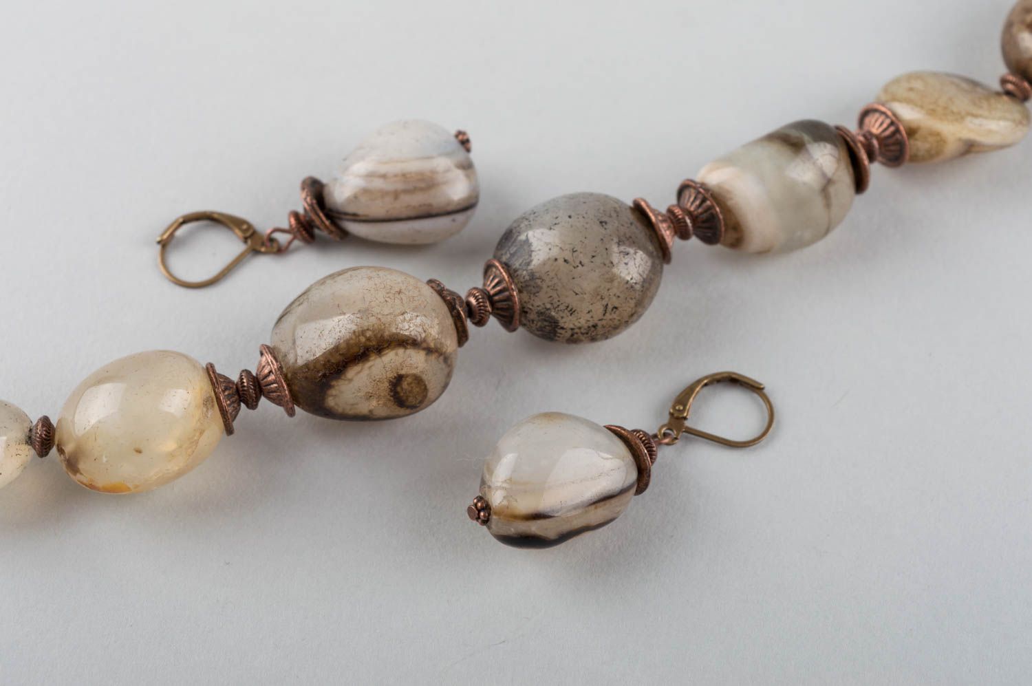 Boucles d'oreilles et bracelet bruns en laiton et pierres naturelles faits main photo 5