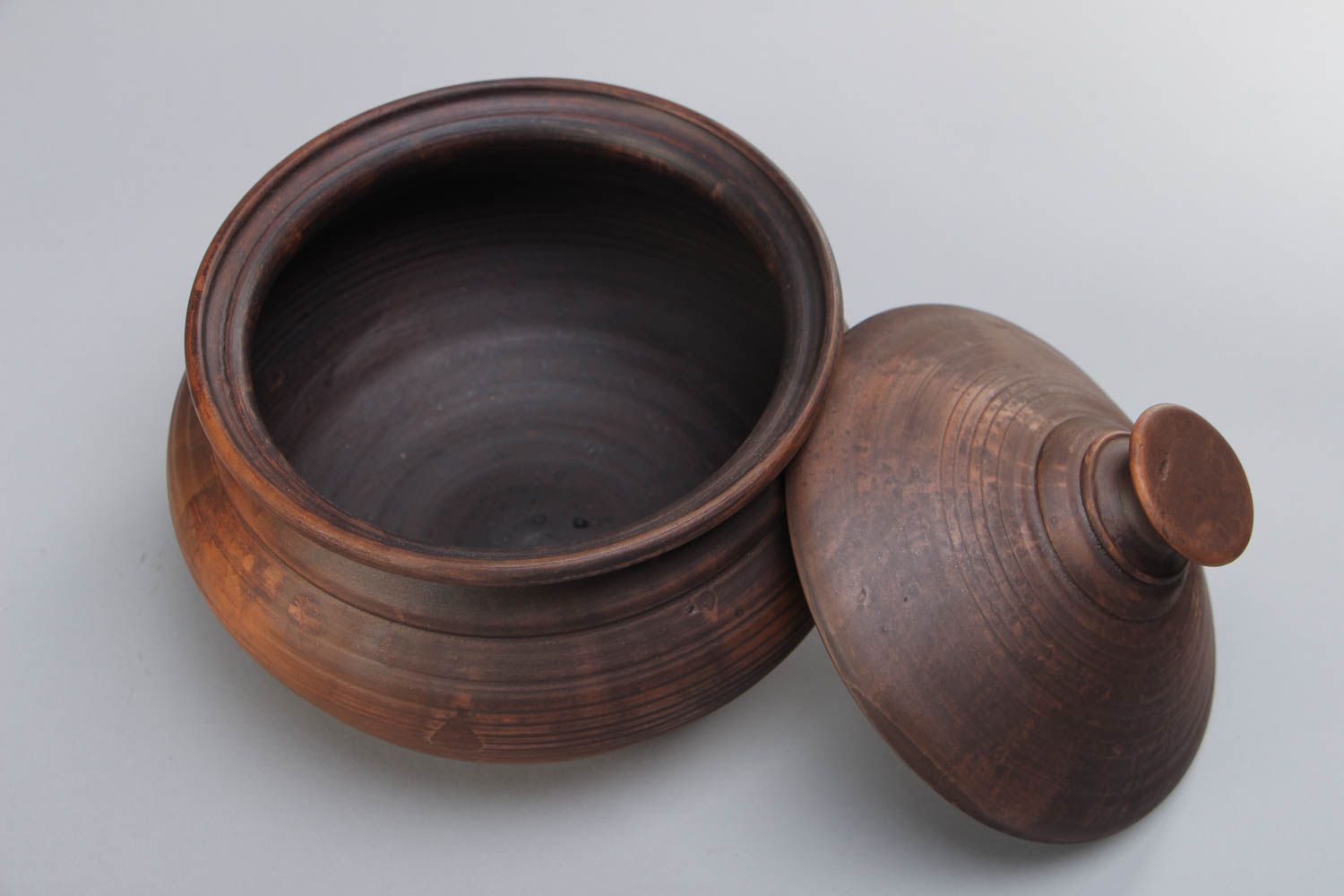 Pote de cerámica hecho a mano marrón hermoso y cómodo foto 3