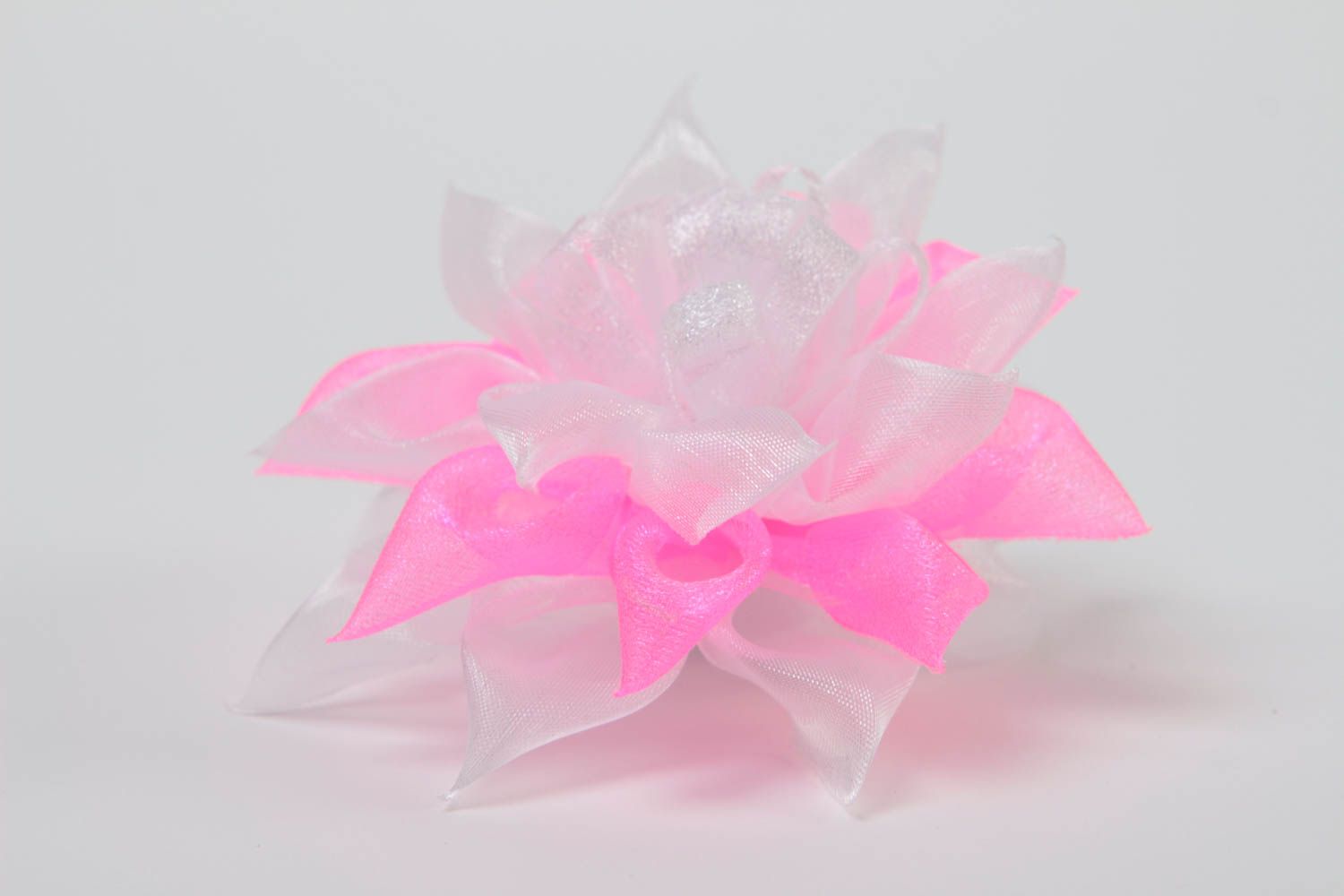 Воздушная детская резинка для волос георгин белая с розовым ручной работы фото 3