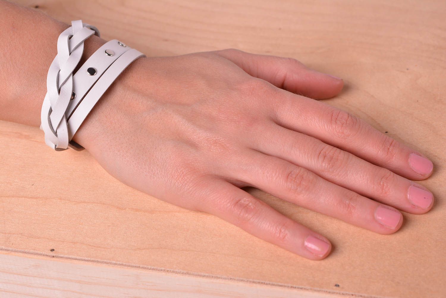 Bracelet cuir Bijou fait main Accessoire femme de couleur blanche cadeau photo 2