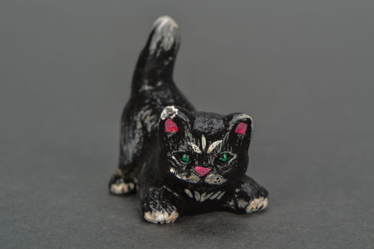Estatueta de gesso pintada com tintas acrílicas Gato brincalhão  foto 4