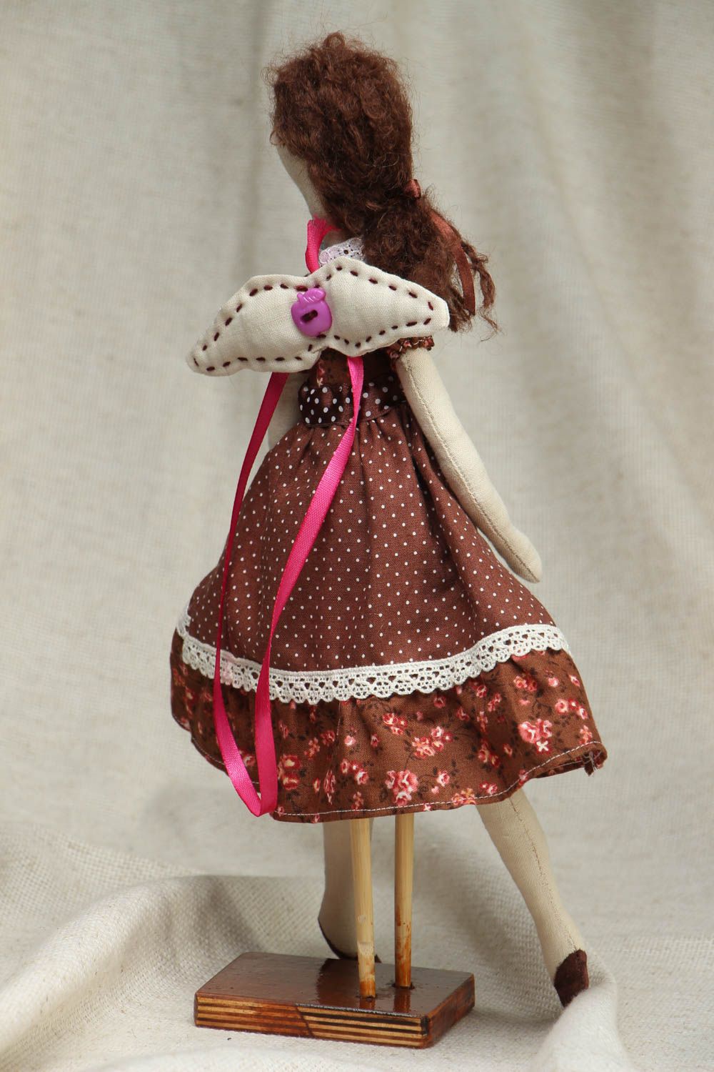 Muñeca artesanal con forma de angelito con vestido marrón y bolso foto 3