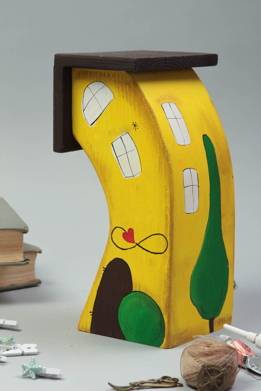 Maisonnette en bois fait main Petite statuette peinte jaune Déco intérieur photo 1