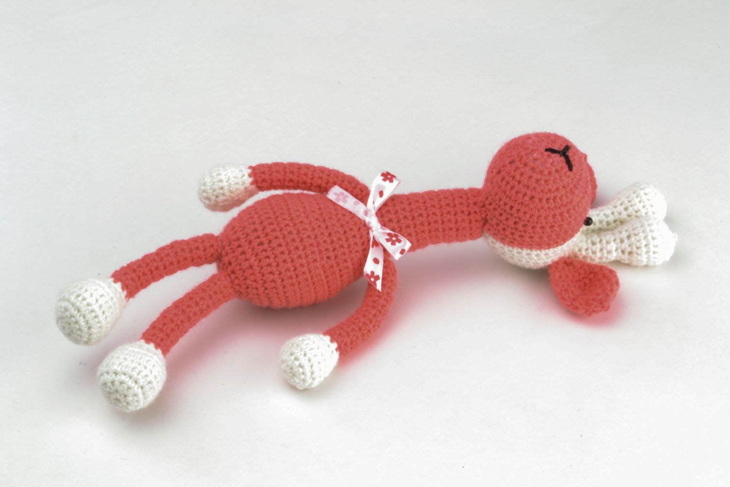 Brinquedo tricotado com gancho Girafa de cor rosa foto 5
