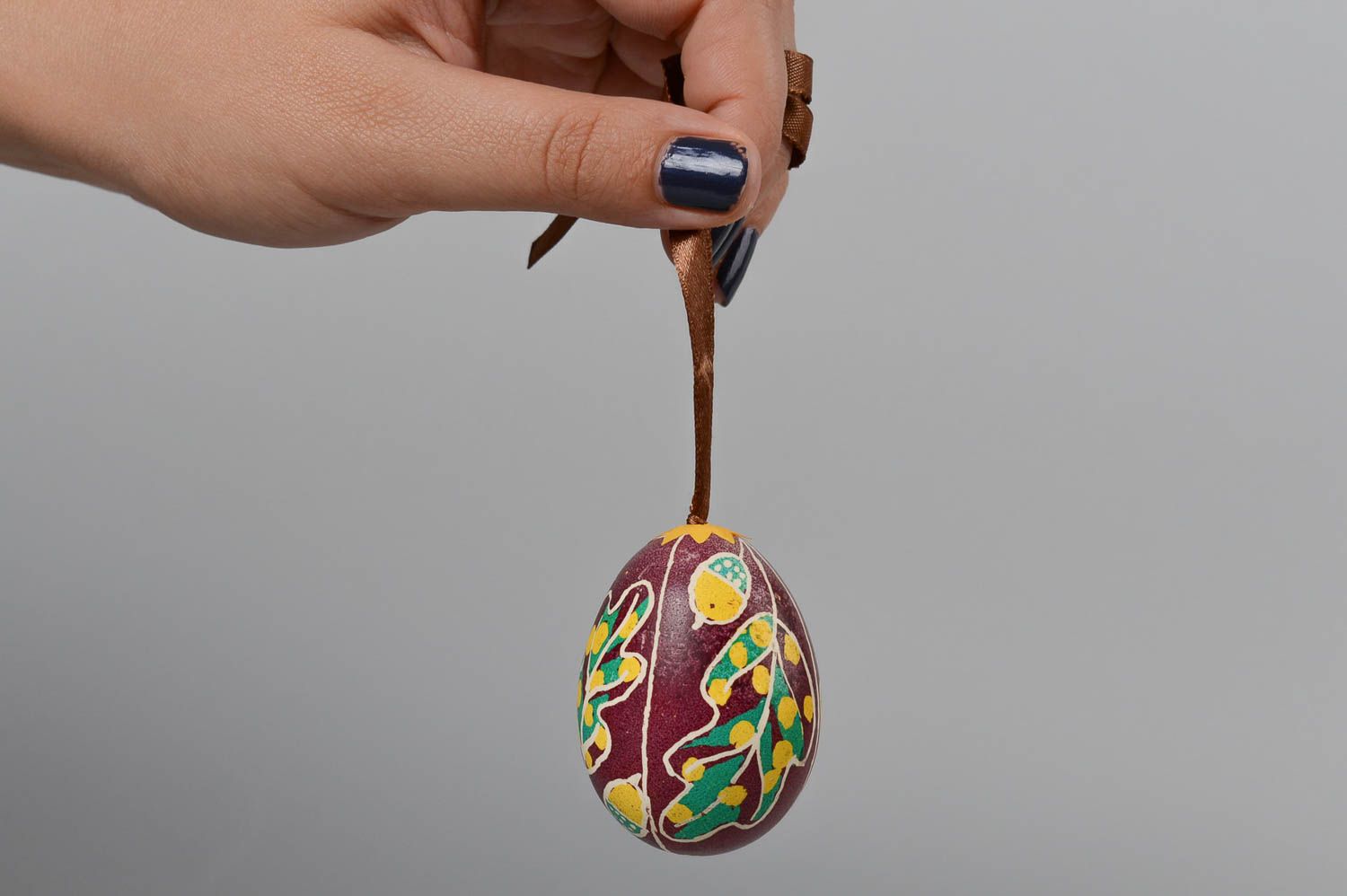 Расписное пасхальное яйцо ручной работы на шнурке декор для интерьера к Пасхе фото 5