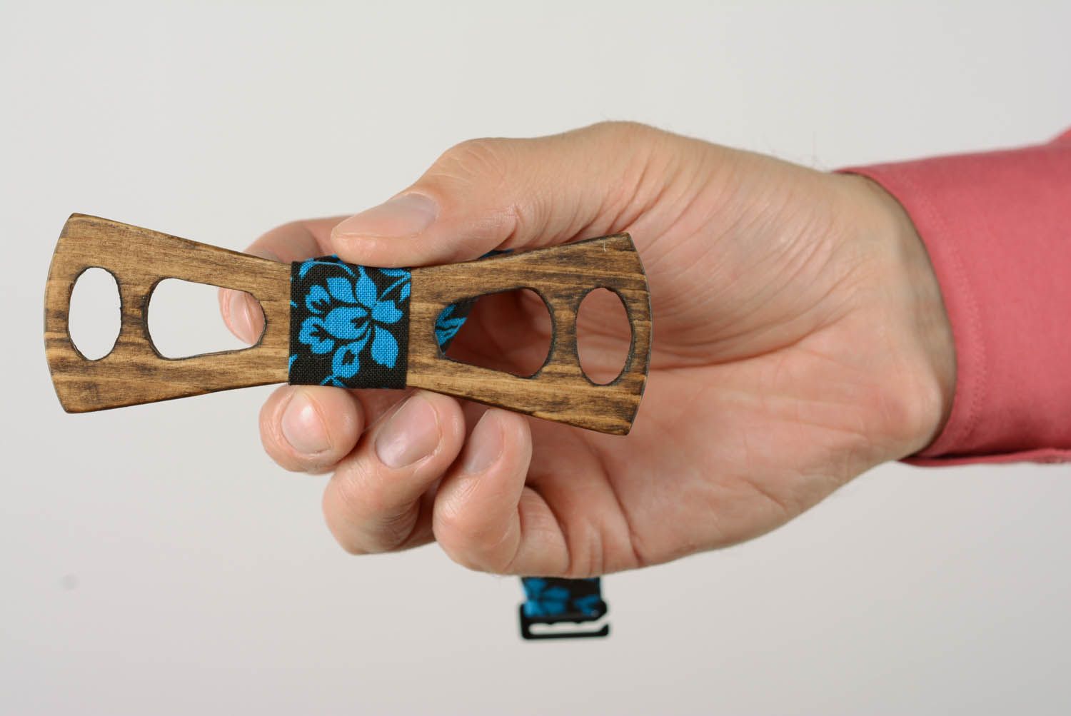 Gravata borboleta artesanal feita de madeira foto 5