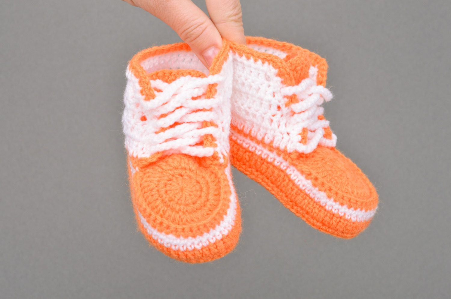 Orange warme gehäkelte Babyschuhe mit Schuhbändern in Form der Turnschuhen foto 3