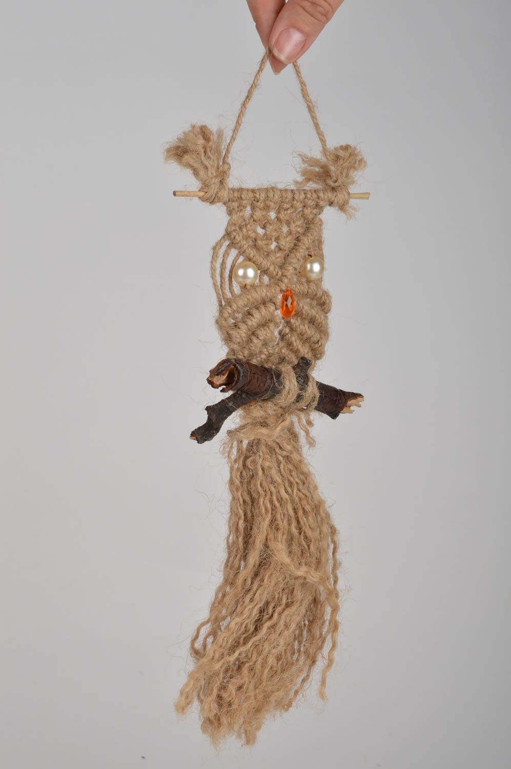 Панно сова макраме плетеное из бечевки на веточке с петелькой для декора дома фото 2