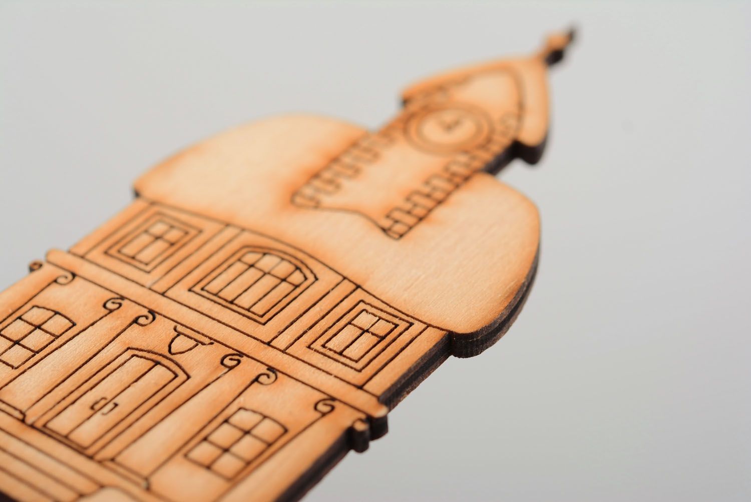 Chipboard de madera Casa con reloj foto 2