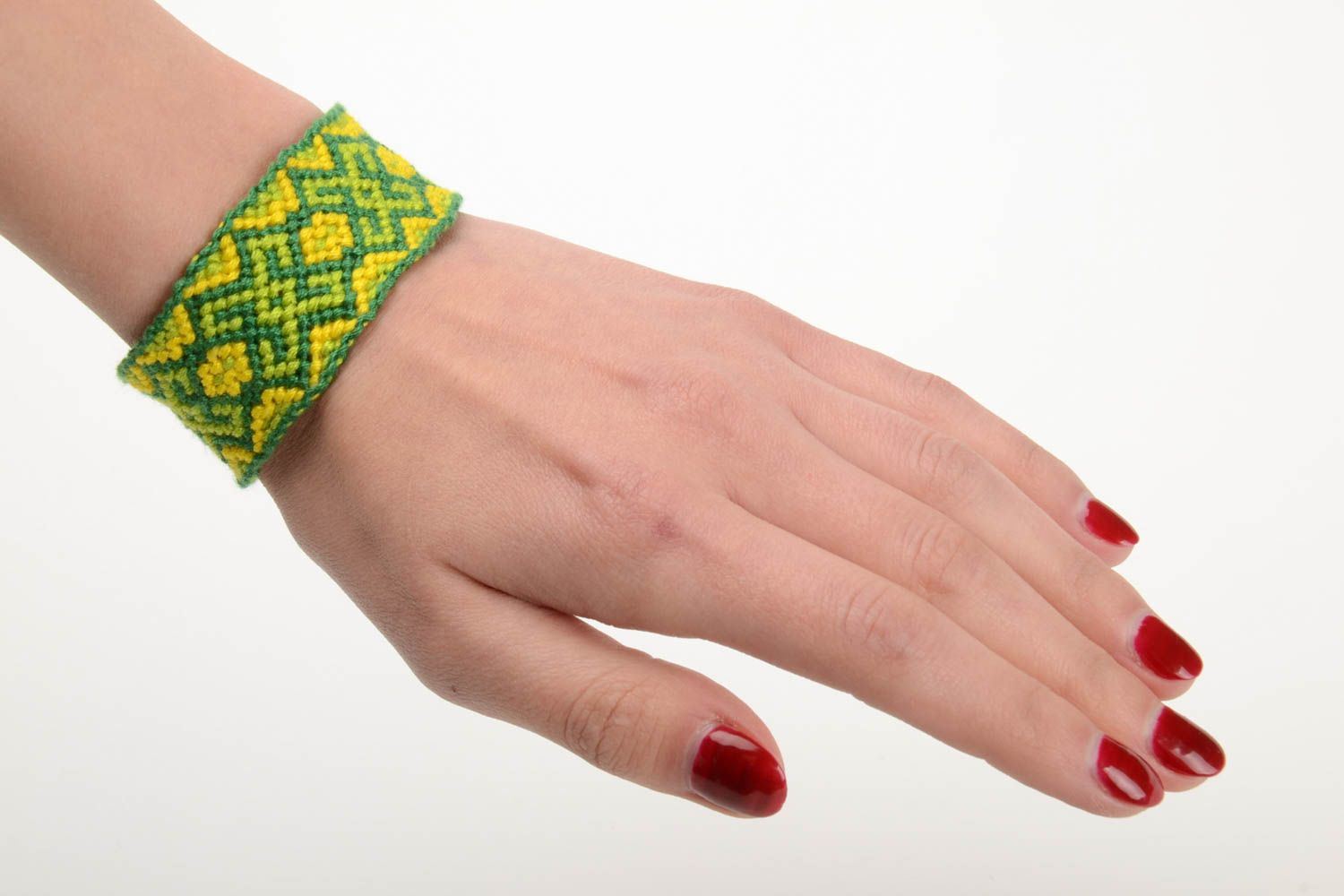 Плетеный браслет из ниток мулине ручной работы широкий красивый желто-зеленый фото 5