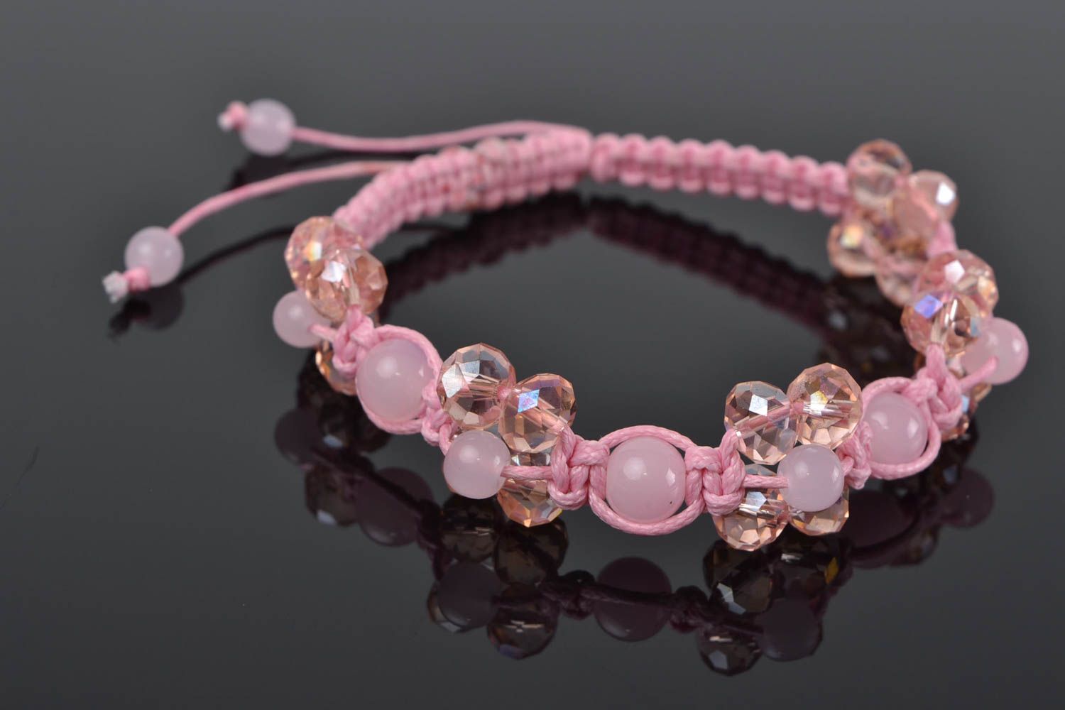 Bracelet en perles de verre tchèque et cordon ciré fait main rose macramé photo 1
