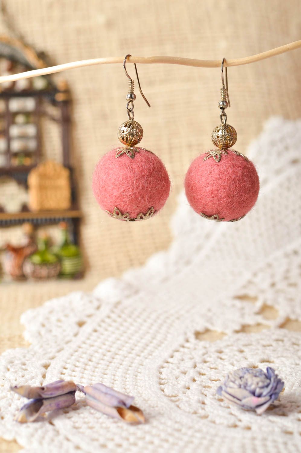 Boucles d'oreilles boules Bijou fait main rose en laine Cadeau femme original photo 1