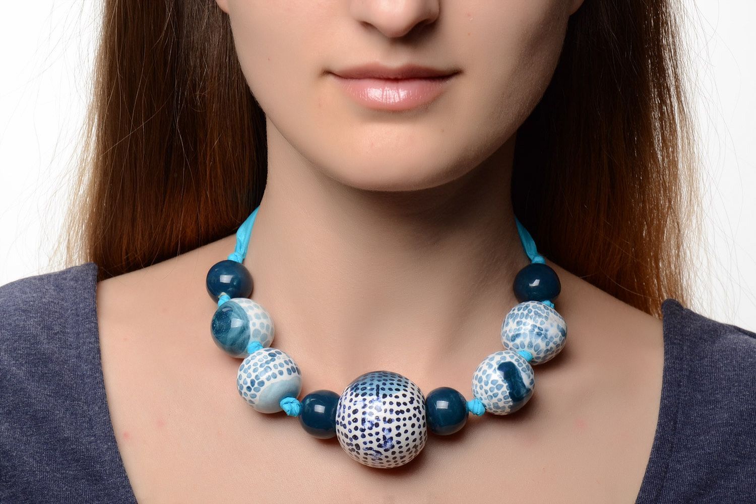 Голубое с синим глиняное ожерелье с росписью эмалями ручной работы для девушки фото 1