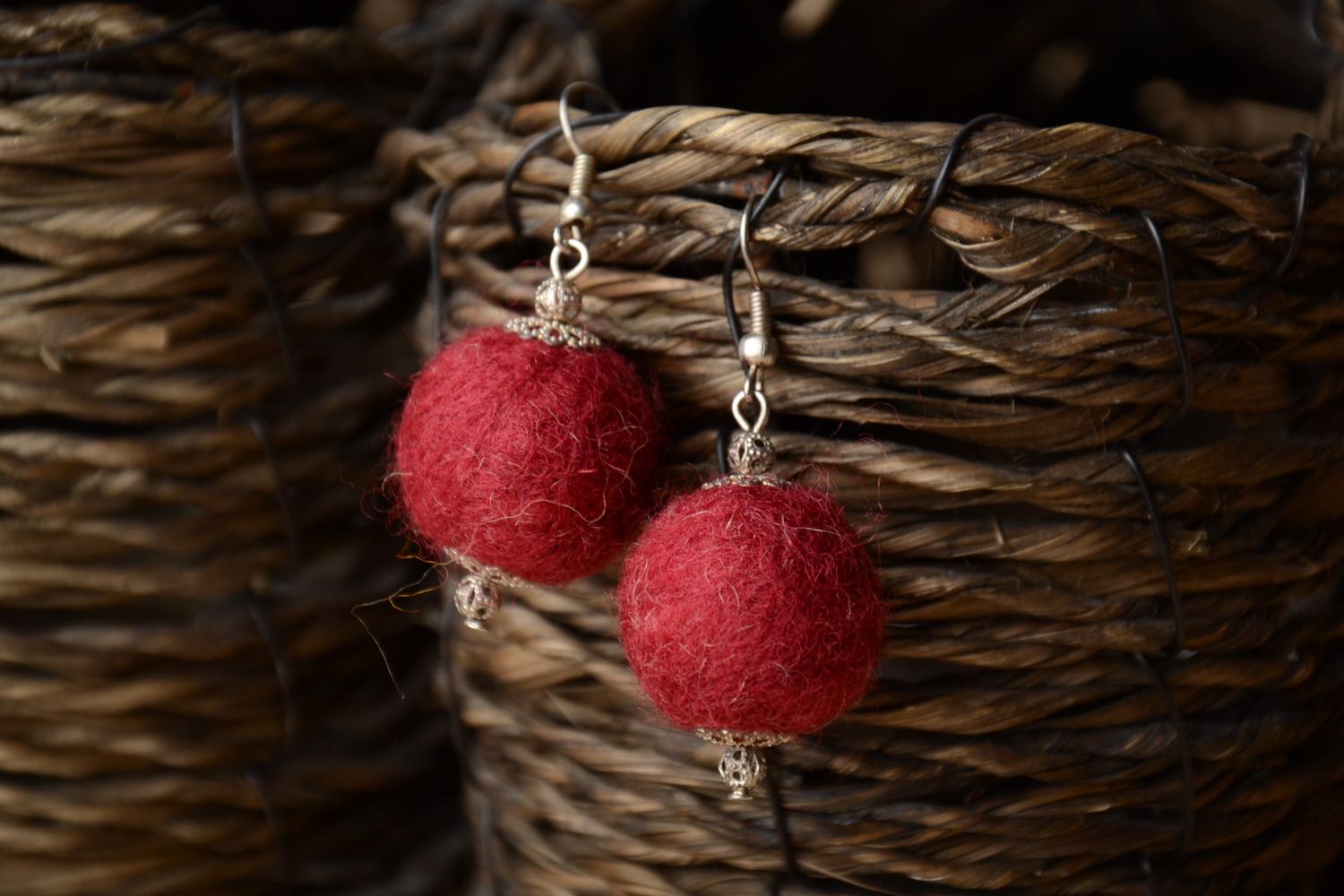Boucles d'oreilles boules en laine feutrée rouge foncé faites main photo 1