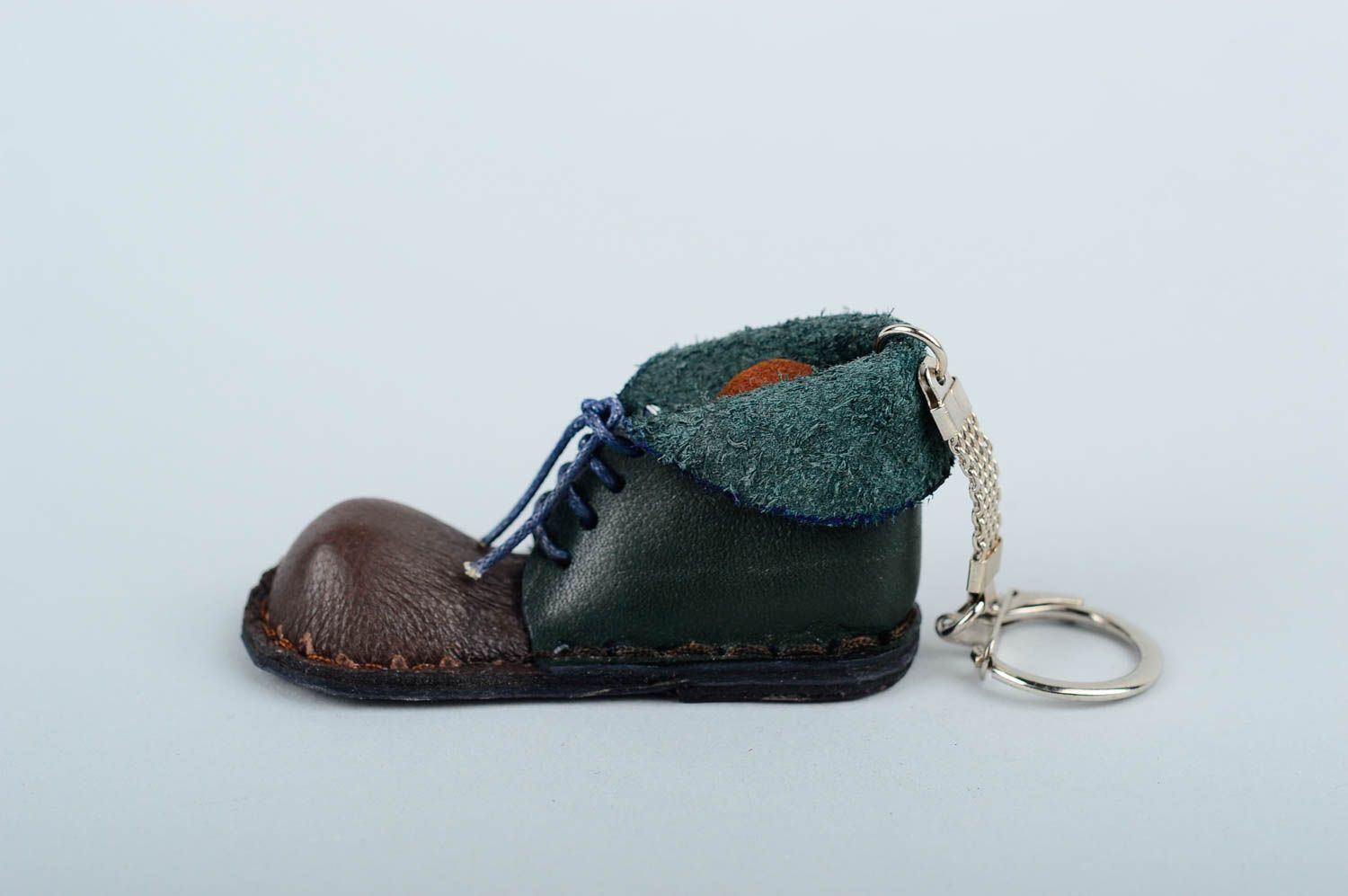 Брелок ручной работы брелок на ключи кожаный брелок в виде зеленого ботинка фото 3