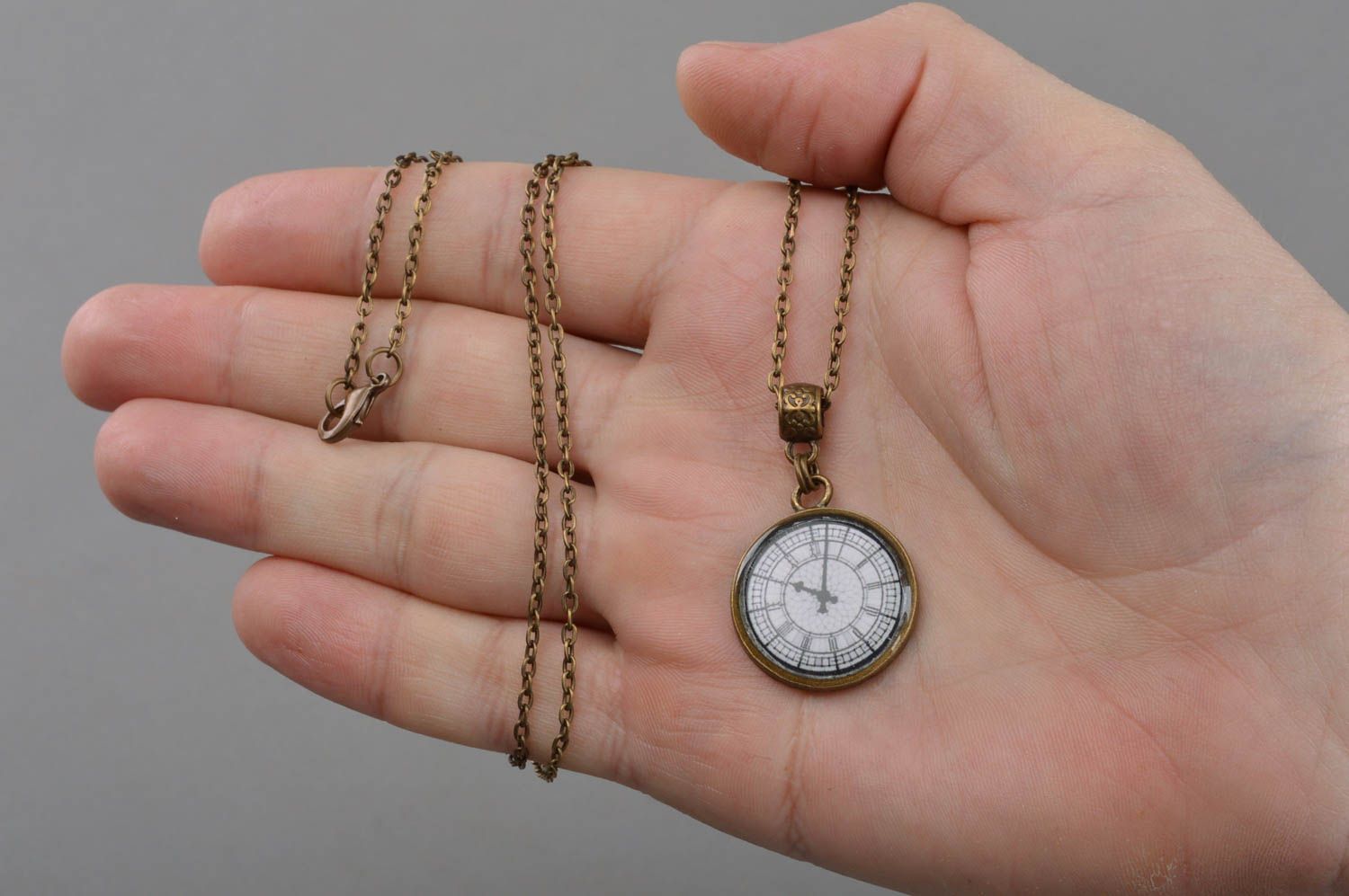 Petit pendentif en résine époxy rond avec cadran de montre fait main vintage photo 4