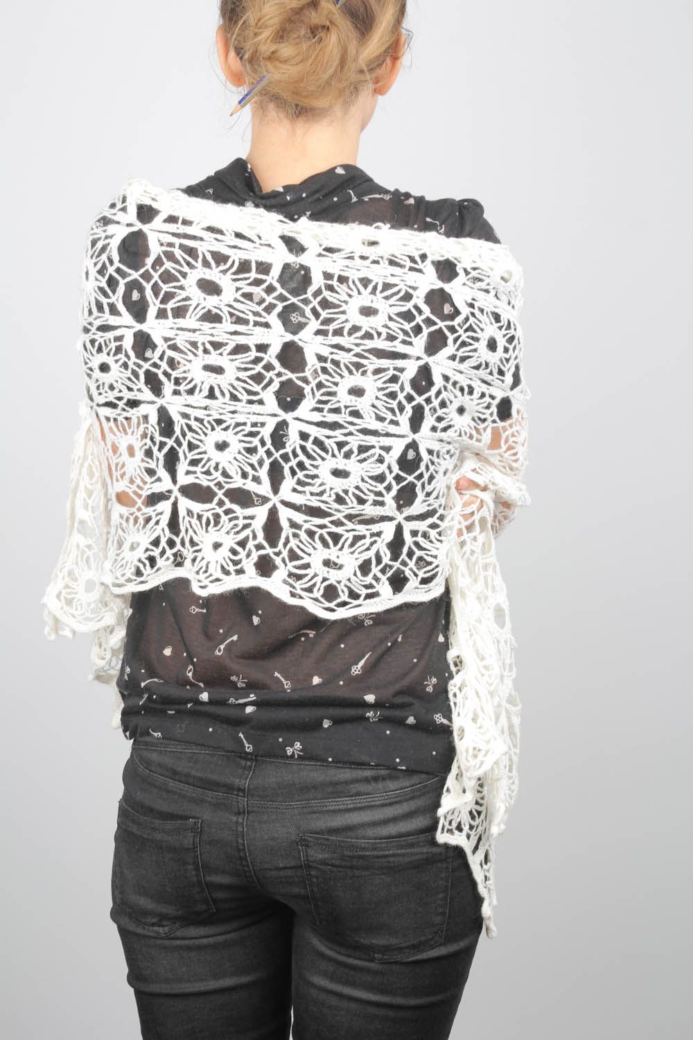 Cachecol fino branco de renda tricotado com fios de acrílico foto 2