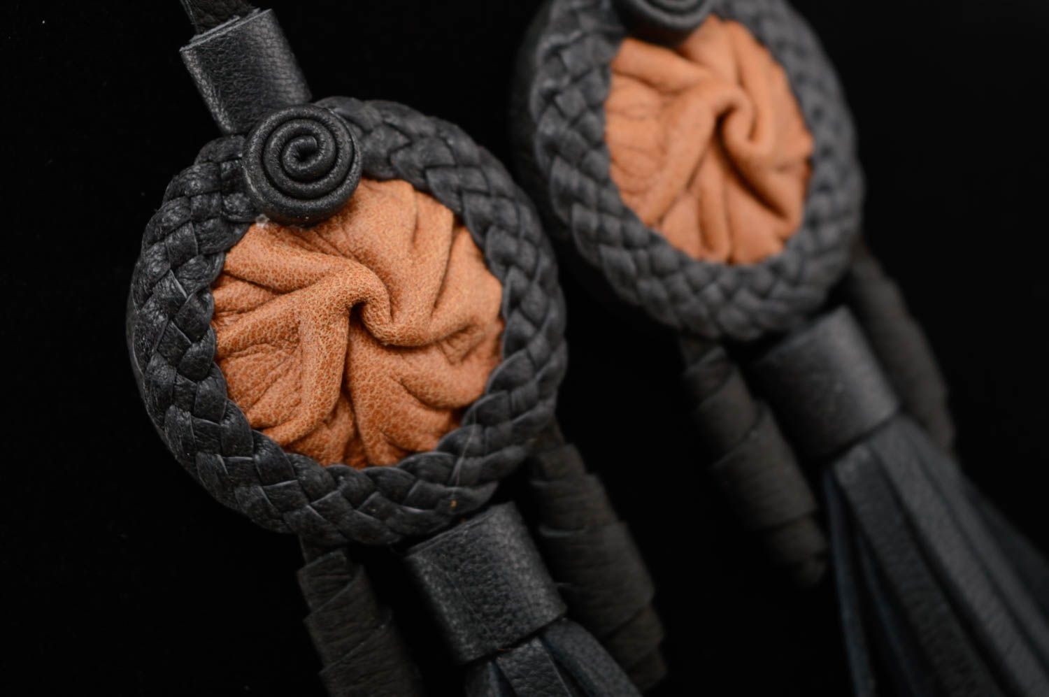 Longues boucles d'oreilles pendantes en cuir noires faites main avec frange photo 2