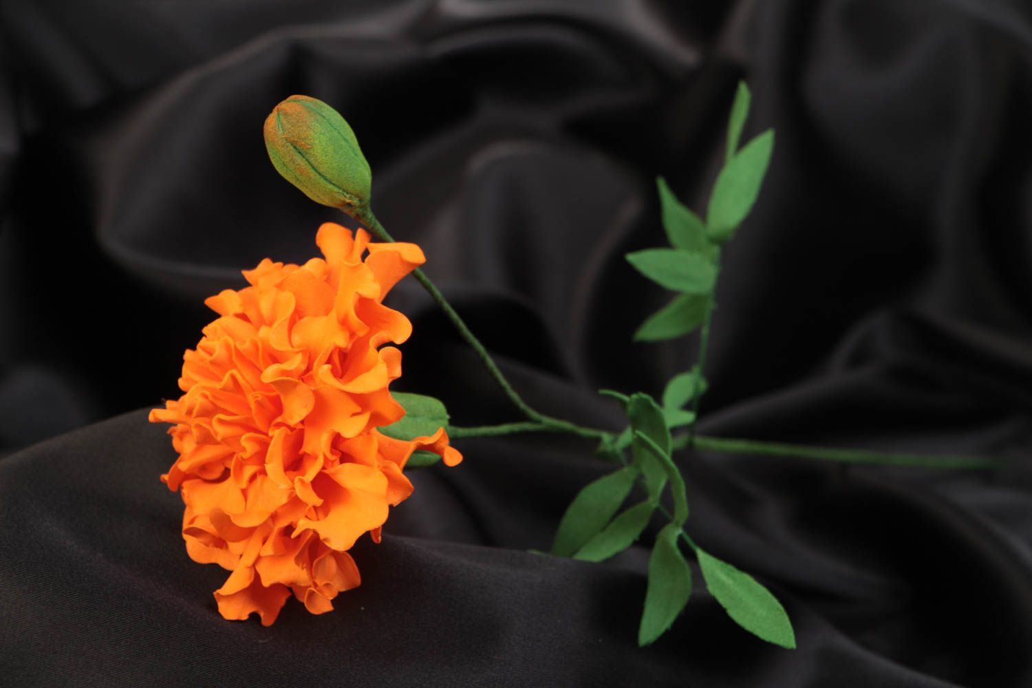 Оранжевый бархатец из фоамирана красивый цветок для декора дома ручной работы фото 1