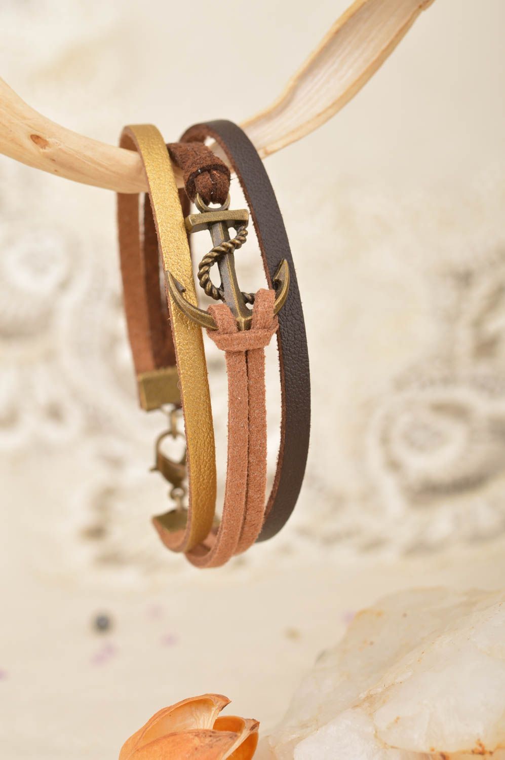 Bracelet tricolore en lacets de daim avec ancre fait main style marin multirang photo 1