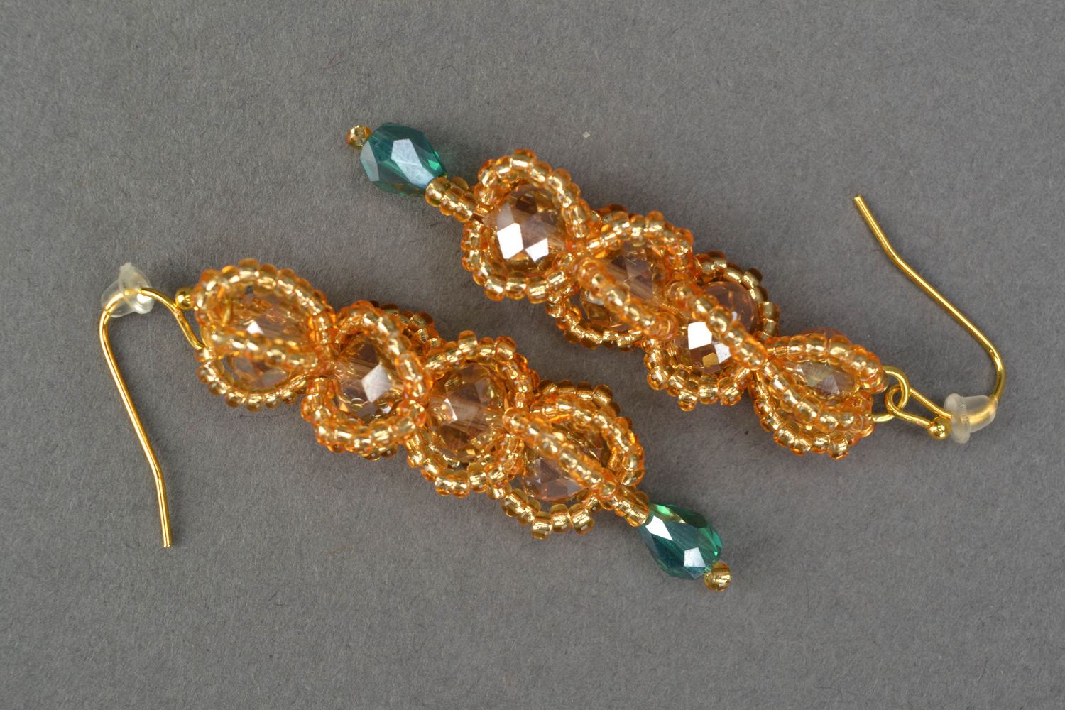 Boucles d'oreilles en perles de rocaille et cristal couleur dorée photo 3